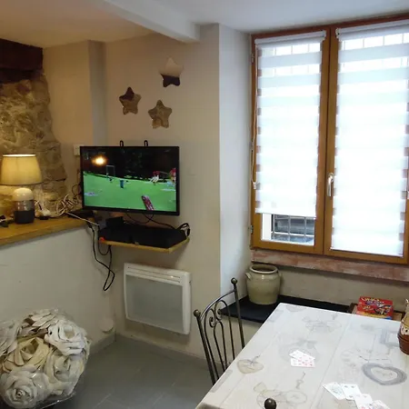 Appartement Chez Jérôme, Au Pied De La Cité Médiévale *