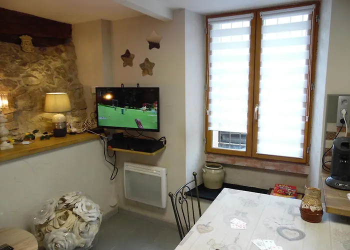 Appartement Chez Jérôme, Au Pied De La Cité Médiévale *