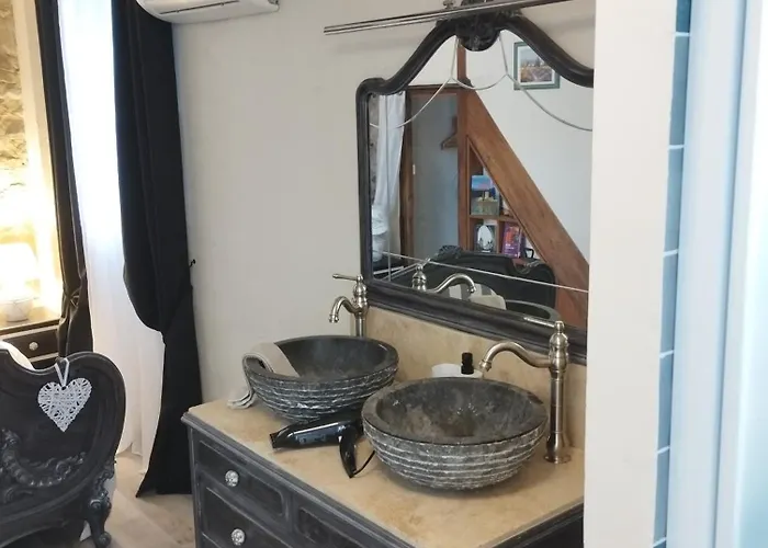 Chez Jérôme, Au Pied De La Cité Médiévale Carcasona